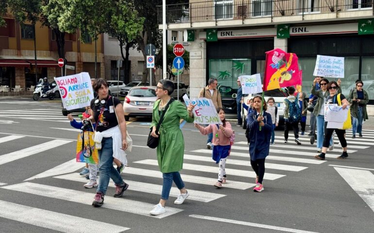 Cagliari, un’altra mobilità è possibile: un successo il primo pedibus per la scuola S. Alenixedda