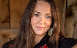 (VIDEO) Kristina Jacobsen, la docente e artista folk americana che fa cantare in sardo anche i suoi studenti del New Mexico