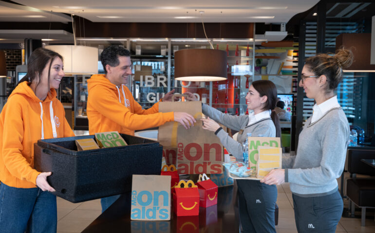 McDonald's dona pasti caldi ai bisognosi