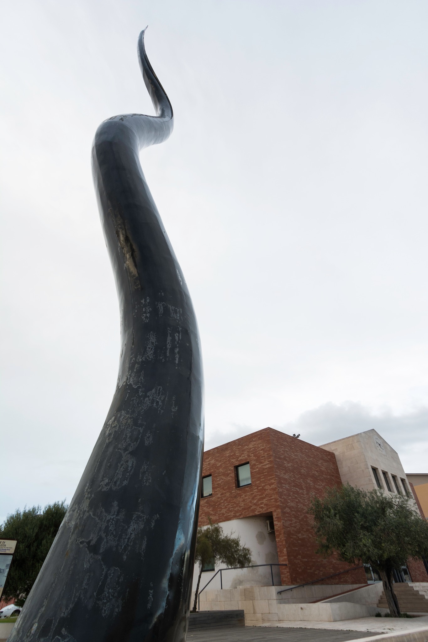 anguilla, statua a santa giusta