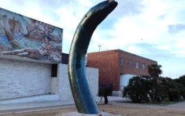 C’è un paese in Sardegna dove si trova la statua di un’enorme anguilla: sapete dove?