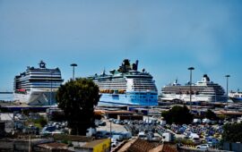 Cagliari invasa da oltre settemila crocieristi: arrivo simultaneo di tre imponenti navi