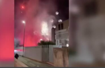 Fuochi d'artificio fuori dall'albergo del Cagliari