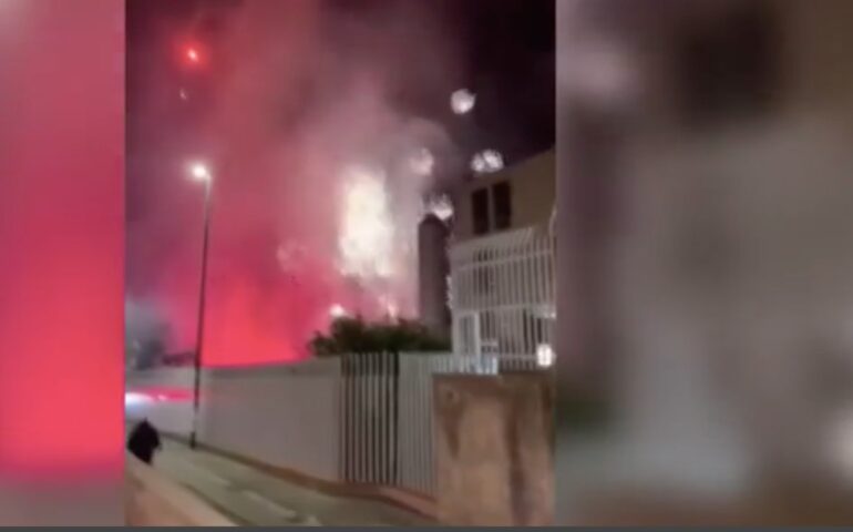 Fuochi d'artificio fuori dall'albergo del Cagliari