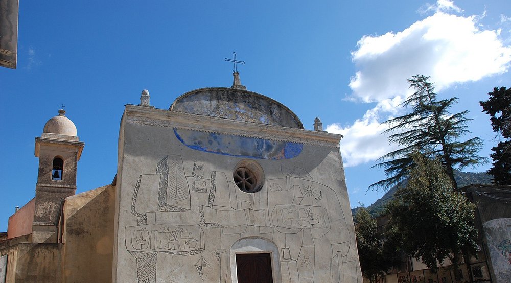 La chiesa con la facciata di Nivola