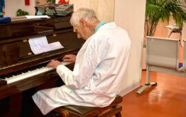 Gianni e il suo pianoforte: a 88 anni dona musica e speranza all’ospedale oncologico