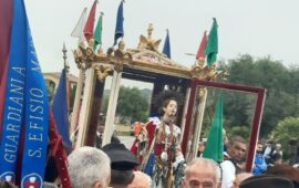 Sant’Efisio “perde” un dito mentre viene ricollocato nella teca: incidente a Villa San Pietro durante il rientro