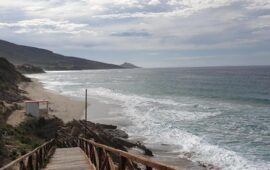 Tragedia in mare a Valledoria: turista annega, moglie in codice rosso in ospedale