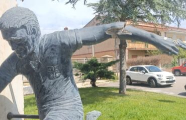 La statua di Riva vandalizzata