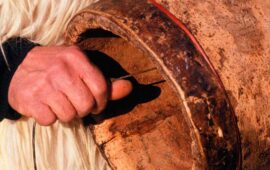 Un cilindro, una cordicella e un suono che mette in fuga i cavalli: ecco la storia poco nota di uno strumento sardo diventato complice involontario di fuorilegge e banditi