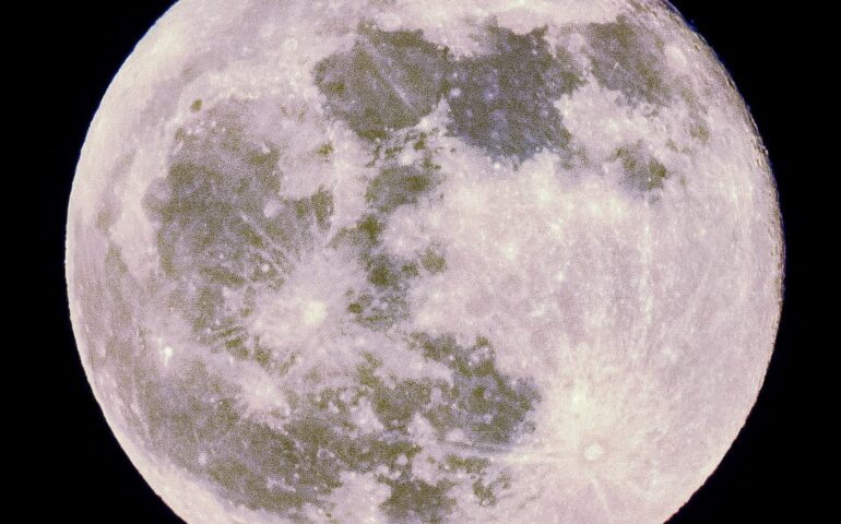 La luna delle fragole, foto di Luca Cocco
