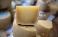Sassari, salumeria sotto attacco: “Ho trovato un pelo pubico nel pecorino”, ma è un ricatto