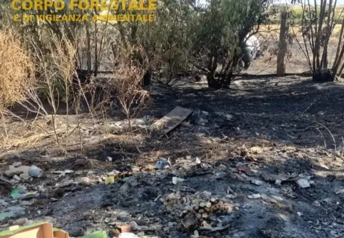 Incendio a Santa Giusta: denunciato un 80enne per gestione illecita di rifiuti e incendio colposo