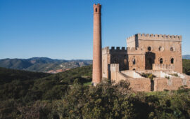 In Sardegna c’è una costruzione enorme in mezzo al nulla che sembra un castello ma serviva a tutt’altro: di cosa si tratta?