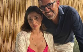 Belen Rodriguez in vacanza in Gallura: serata a Golfo Aranci e foto con il sindaco Fasolino