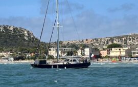Poetto, barca a vela di oltre 20 metri si arena davanti alla prima fermata: salvi i tre a bordo