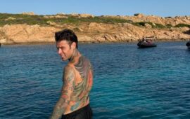 Fedez in vacanza in Sardegna tra mare, relax e “rumors” di un flirt con la cantante Clara, anche lei nell’Isola