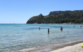 Poetto, benvenuto giugno: la spiaggia dei cagliaritani già in piena estate
