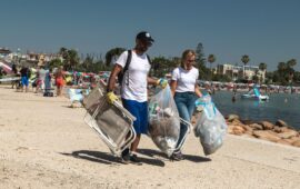 Puliamo La Sella: raccolti oggi al Poetto 30 sacchi di spazzatura con plastiche, reti, legno, vetro e lattine