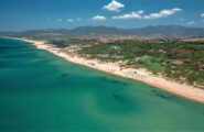 Valledoria, tragedia in spiaggia: 72enne muore per un malore mentre fa il bagno