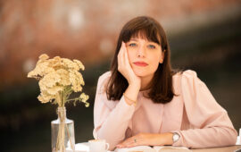 Alessia Gazzola incanta l’estate isolana con Miss Bee: due date per un giallo d’altri tempi