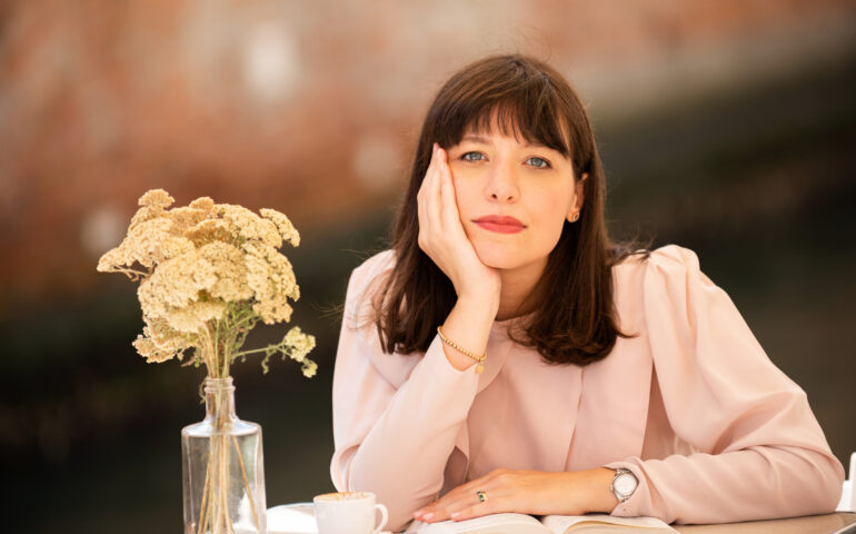 Alessia Gazzola incanta l’estate isolana con Miss Bee: due date per un giallo d’altri tempi