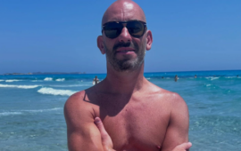 Il virologo influencer Matteo Bassetti sceglie ancora Villasimius: tra padel, relax e bellezza mediterranea