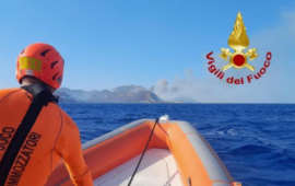 Inferno di fiamme a Punta Molentis: bagnanti evacuati via mare, decine di auto bruciate, gioiello naturale rovinato