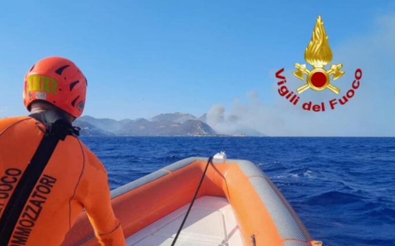 Inferno di fiamme a Punta Molentis: bagnanti evacuati via mare, decine di auto bruciate, gioiello naturale rovinato