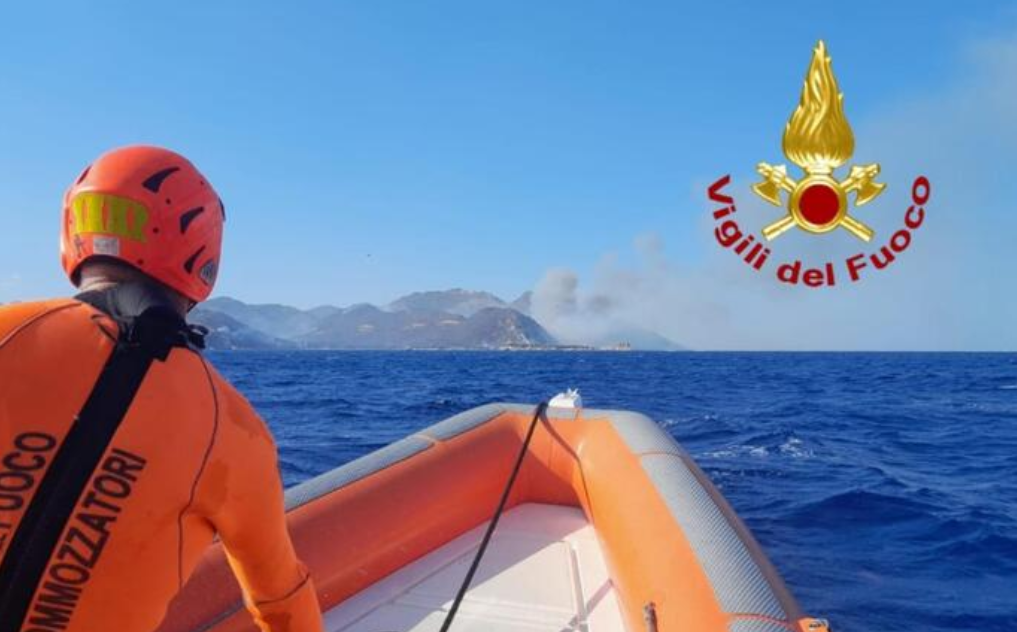Inferno di fiamme a Punta Molentis: bagnanti evacuati via mare, decine di auto bruciate, gioiello naturale rovinato