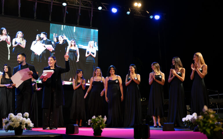Miss Universo in Sardegna, due ragazze non udenti in passerella: “Anche con una disabilità la vita è meravigliosa”
