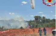 Olbia, incendio minaccia l’aeroporto Costa Smeralda: voli dirottati e operazioni in corso