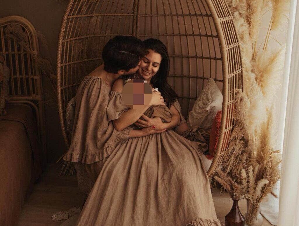 Azzurra e Giorgia: l’amore che resiste, la maternità che unisce. La storia di una famiglia arcobaleno tra coraggio, radici e futuro