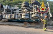 Nurallao, grosso camion si ribalta sulla SS 128: intervento dei vigili del fuoco e traffico bloccato per ore