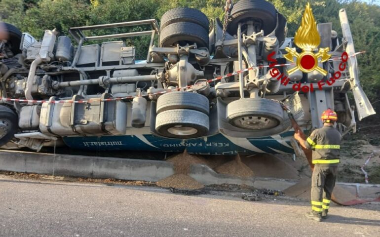 Il camion ribaltato