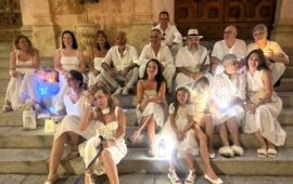 Cagliari, atmosfera vittoriana in bianco tra le vie di Castello: cena e passeggiata notturna nel quartiere storico