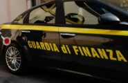 Porto Torres, armi e un machete nascosti in auto e in casa: arrestato un 63enne appena sbarcato da Ajaccio