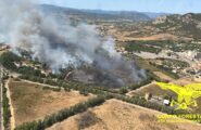 Sardegna distrutta dal fuoco: divampati 30 roghi in una sola giornata, 11 richieste di interventi aerei