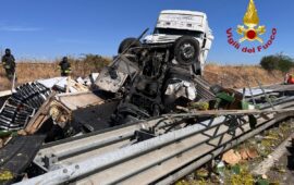 Il camion distrutto sulla 131