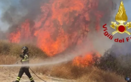 Cagliari, paura tra via Peretti e via Jenner: incendio divampa in un campo incolto