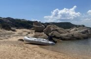 Turismo cafone alla spiaggetta “le piscine” di Palau: tedeschi lasciano il gommone in riva e sbarcano con borse frigo