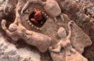 Domus de Janas Patrimonio dell’Umanità: la scultura di sabbia di Nicola Urru per celebrarle