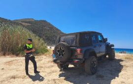 Fuoristrada tra le dune di Solanas: turista multato con mille euro per un parcheggio “comodo”