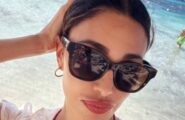 Belen Rodriguez furiosa a Porto Cervo, lancia patatine contro i ragazzi che la filmano