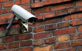 Cagliari, perito informatico 62enne indagato per stalking: riprendeva la vicina anche dentro casa