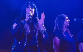 La lite virale tra Belen e il benzinaio si trasforma in una canzone ironica sul palco di Maria Luisa Congiu