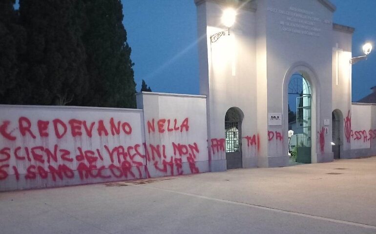 Oristano, muri del Cimitero di San Pietro imbrattati con scritte no v ax PH Comune di Oristano