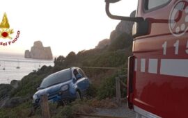Masua, auto finisce nella scarpata sopra il parcheggio della spiaggia: intervento dei Vigili del Fuoco