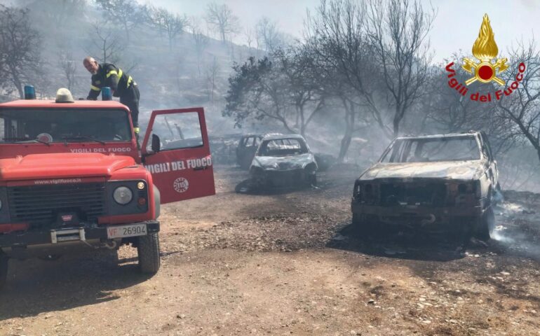 Vasto incendio alla periferia sud di Ozieri: in azione Vigili del Fuoco, CFVA, Forestas e volontari