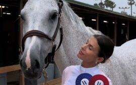Elisabetta Canalis raggiante a Los Angeles dopo la vittoria in una gara di equitazione in sella al suo Cirkon